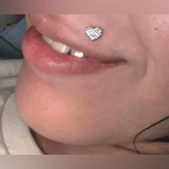 💖 16g 1 Piece CZ Heart Ear Stud NWT - Picture 9 of 10